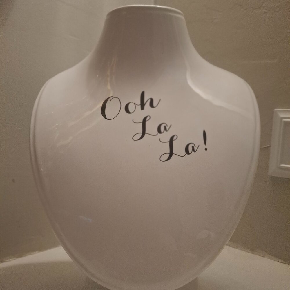 "Oh La La" Neck Manequin